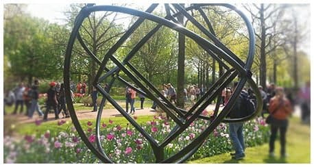 gebogenes Rohr abstrakt Park Skulptur Biegeservice Milde